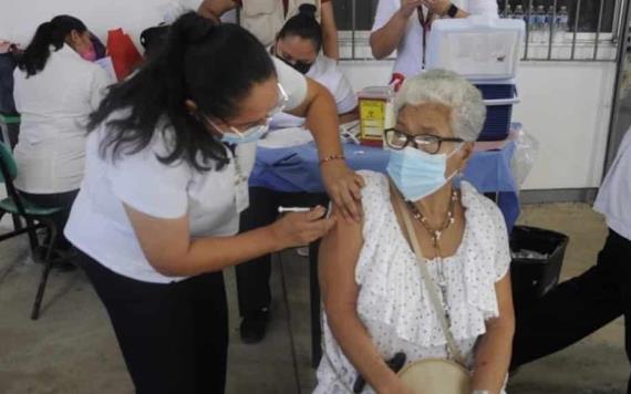 Continúan aplicando vacuna de refuerzo en adultos mayores en Centro