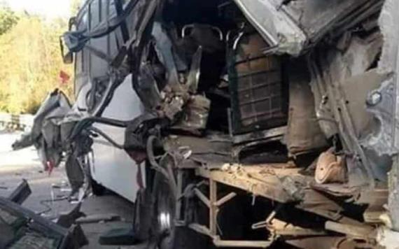 Choca camión de peregrinos en México-Puebla; 15 resultaron heridos y un muerto