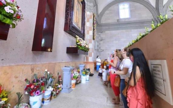 Feligreses llevan promesas ante la virgen de Guadalupe