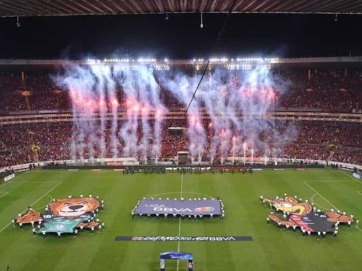 Aficionados rinden homenaje a Vicente Fernández en final de la Liga MX Aficionados rinden homenaje a Vicente Fernández en final de la Liga MX