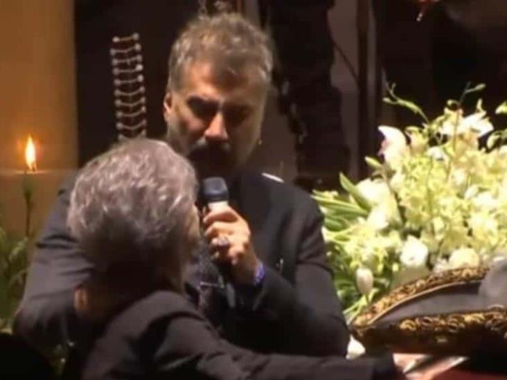 Alejandro Fernández rompe en llanto en homenaje a su padre Vicente Fernández Alejandro Fernández rompe en llanto en homenaje a su padre Vicente Fernández