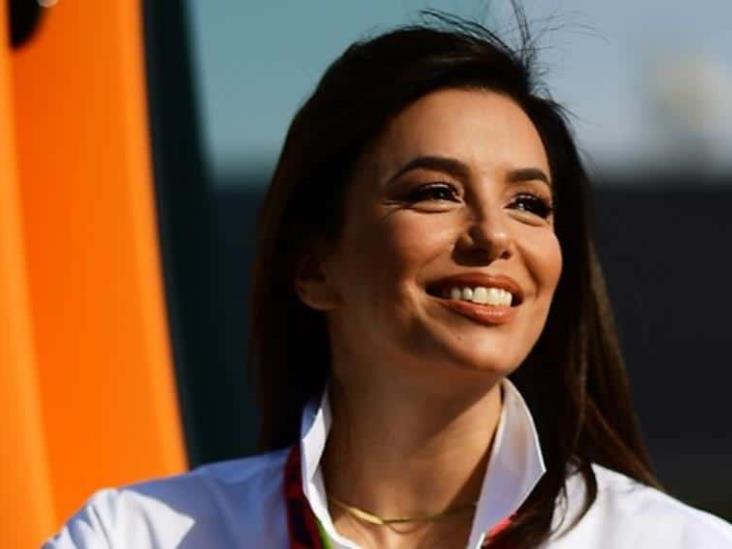 Eva Longoria abraza un ´total look´ de jeans blancos y tenis Eva Longoria abraza un ´total look´ de jeans blancos y tenis