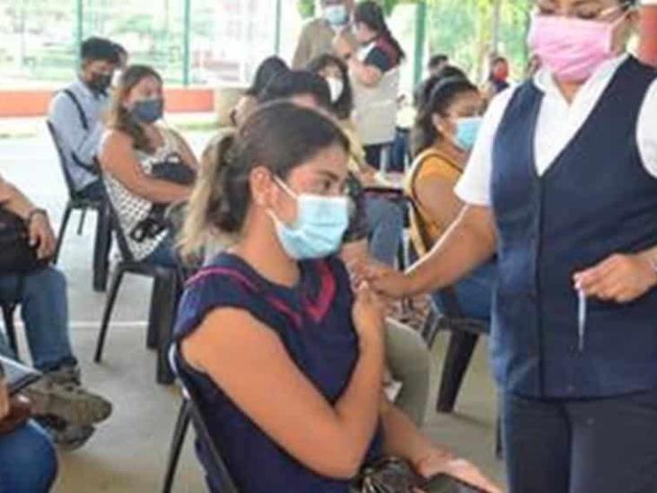 Vacunan a jóvenes de 15 a 17 años de edad Vacunan a jóvenes de 15 a 17 años de edad