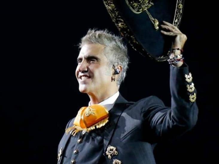 Alejandro Fernández rompe en llanto en pleno concierto al recordar a su padre Alejandro Fernández rompe en llanto en pleno concierto al recordar a su padre