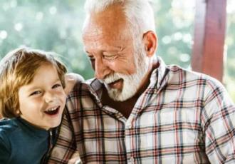 Un abuelo cobra 12 dólares por cuidar a su propio nieto