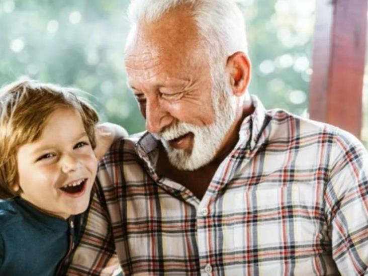 Un abuelo cobra 12 dólares por cuidar a su propio nieto Un abuelo cobra 12 dólares por cuidar a su propio nieto