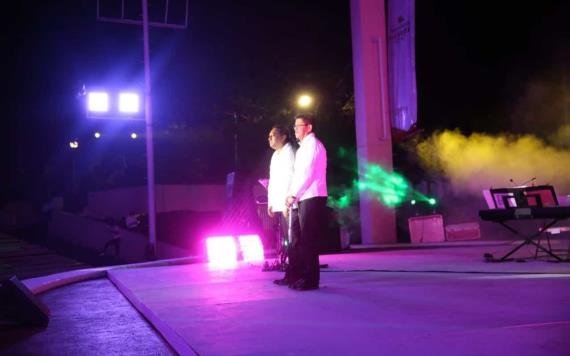 Héctor Palacio deleita con su voz a tabasqueños en el Teatro al aire libre del parque "La Choca"