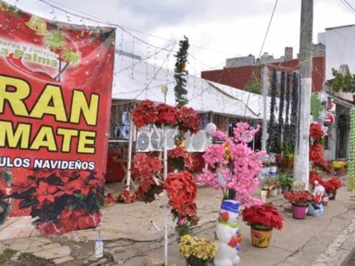 Comerciantes rematan productos navideños Comerciantes rematan productos navideños