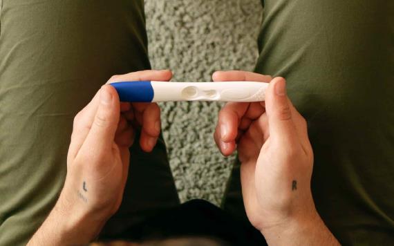 Hombre trans que tuvo un bebé dice que el embarazo ya no es exclusivo de la mujer