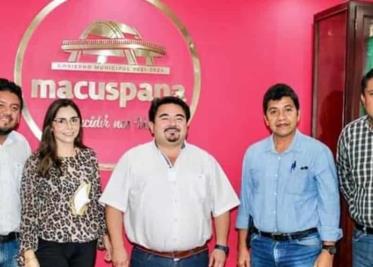 Niños indígenas de Tacotalpa reciben regalos