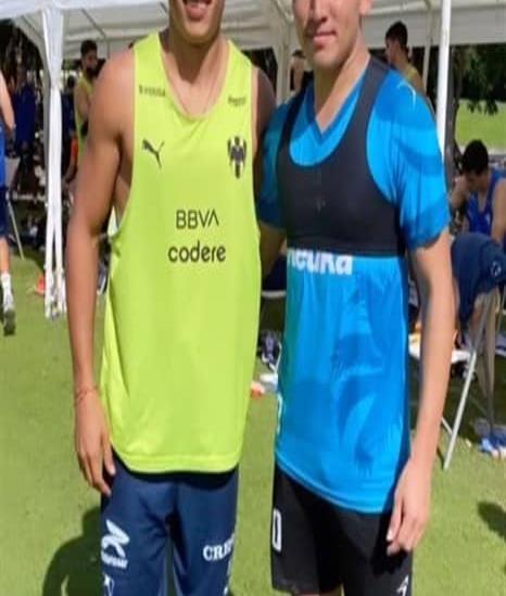 Los futbolistas tabasqueños Jesús Gallardo y Sergio Pica Hipólito se enfrentaron en partido de preparación Los futbolistas tabasqueños Jesús Gallardo y Sergio Pica Hipólito se enfrentaron en partido de preparación