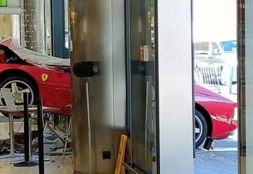 Adulto mayor choca su Ferrari contra centro comercial