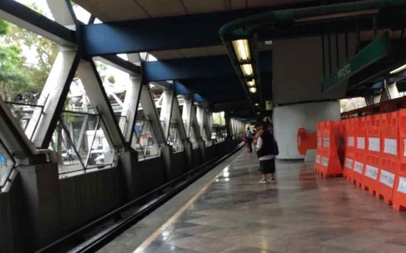 Hombre baja por celular que se le cayó a las vías del Metro y se electrocuta