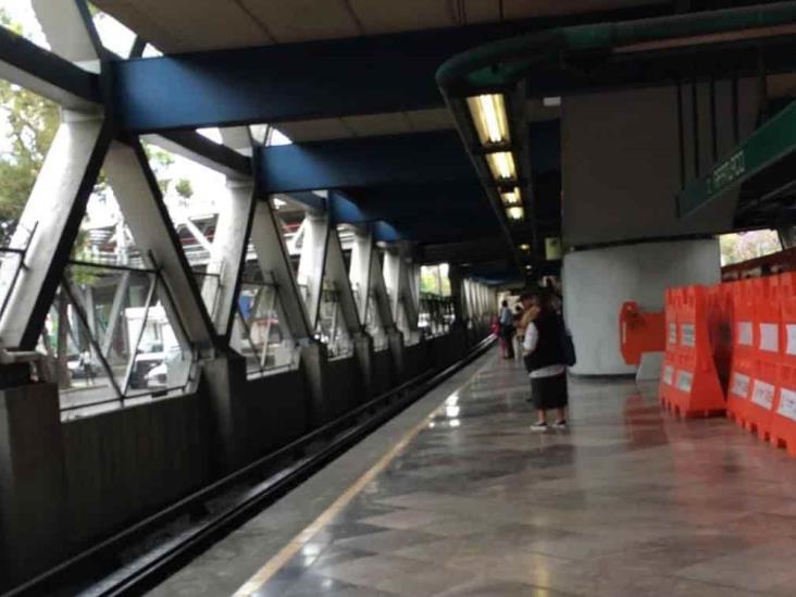 Hombre baja por celular que se le cayó a las vías del Metro y se electrocuta Hombre baja por celular que se le cayó a las vías del Metro y se electrocuta