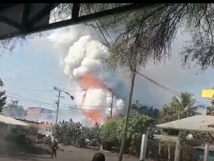 Fuerte explosión de bodega con pirotecnia en Apatzingán Fuerte explosión de bodega con pirotecnia en Apatzingán