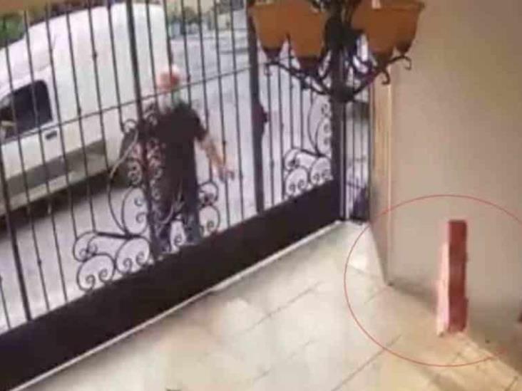 Cámara de seguridad capta a repartidor lanzando caja con laptop a patio de cliente Cámara de seguridad capta a repartidor lanzando caja con laptop a patio de cliente