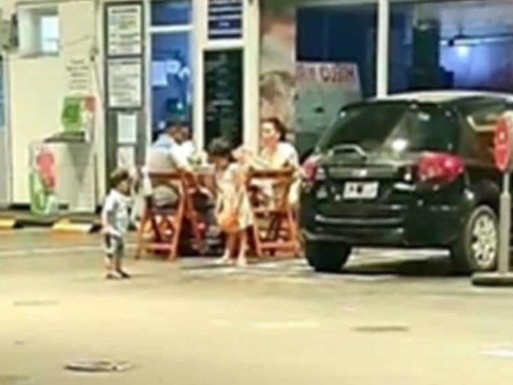 Hombre trabajó en Nochebuena y su familia organizó cena navideña en estacionamiento Hombre trabajó en Nochebuena y su familia organizó cena navideña en estacionamiento