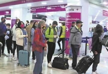 Pese alerta por Ómicron, viajeros en CDMX saturan el Aeropuerto Internacional