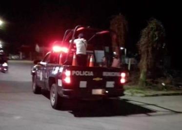 Automóvil se calcina en la Teapa-Villahermosa