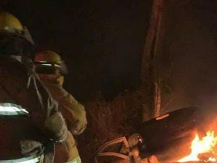 Automóvil se calcina en la Teapa-Villahermosa Automóvil se calcina en la Teapa-Villahermosa