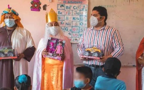 Reparten juguetes en escuelas de Tacotalpa