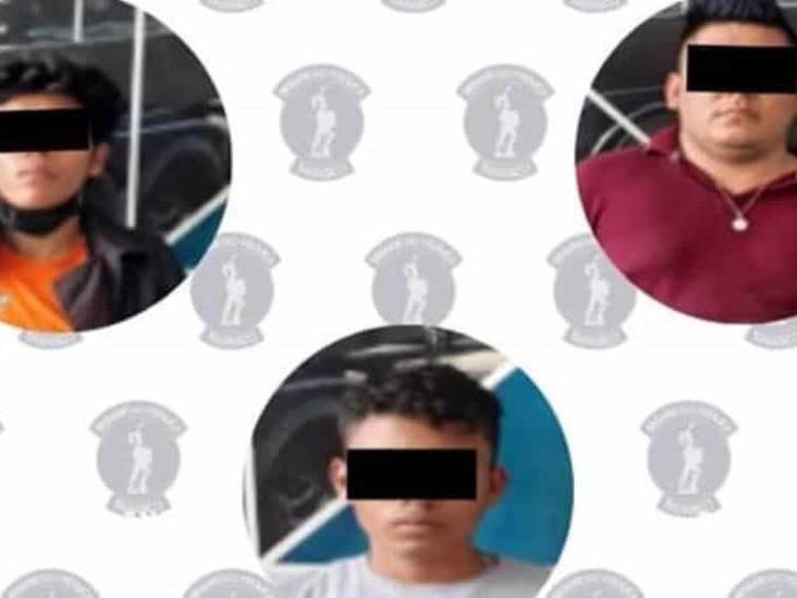 Tres masculinos fueron detenidos por elementos de la Policía Estatal, como presuntos responsables de robo a transeúnte Tres masculinos fueron detenidos por elementos de la Policía Estatal, como presuntos responsables de robo a transeúnte