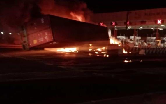 Se incendia tráiler que circulaba sobre la autopista México-Puebla