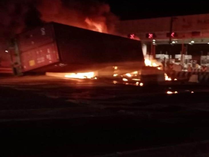 Se incendia tráiler que circulaba sobre la autopista México-Puebla Se incendia tráiler que circulaba sobre la autopista México-Puebla