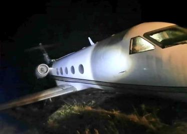 Mujer se niega a usar cubrebocas en avión y se pone máscara de mono