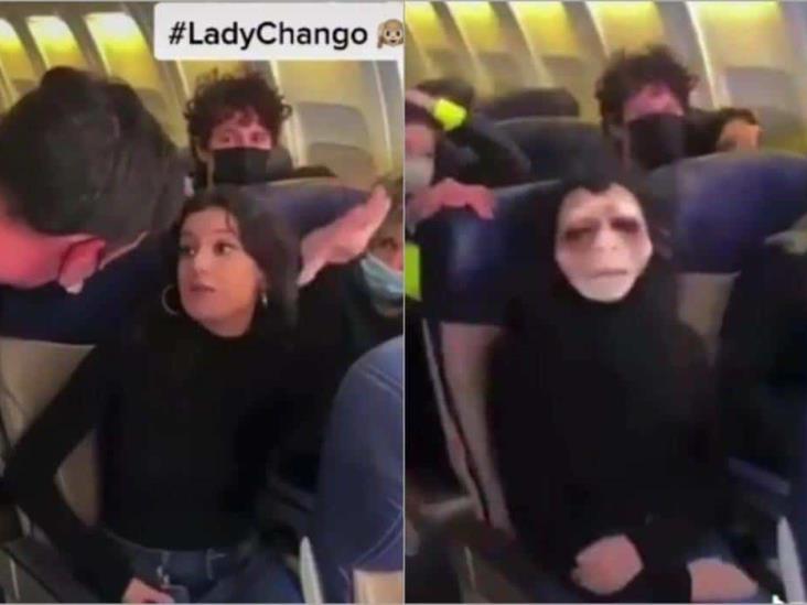 Mujer se niega a usar cubrebocas en avión y se pone máscara de mono Mujer se niega a usar cubrebocas en avión y se pone máscara de mono