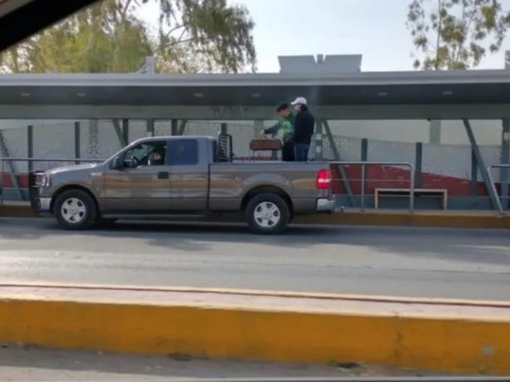 Arman carnita asada en fila de vacunación en Torreón Arman carnita asada en fila de vacunación en Torreón