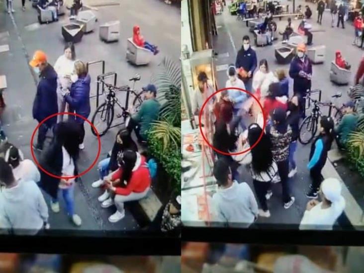 Mujer escupe y agrede a dos jóvenes por besarse en CDMX Mujer escupe y agrede a dos jóvenes por besarse en CDMX