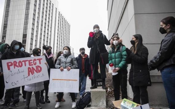 Protestan estudiantes de Chicago exigiendo clases en línea