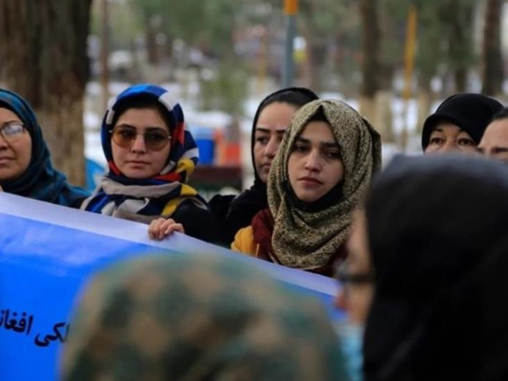 Arrojan gas pimienta a mujeres que protestaban en Afganistán Arrojan gas pimienta a mujeres que protestaban en Afganistán
