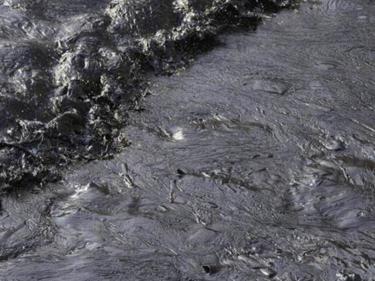 Fuerte oleaje causó derrame de petróleo en Perú Fuerte oleaje causó derrame de petróleo en Perú