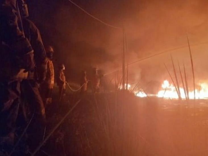 Atienden Protección Civil y Pemex incendio de fuga en un oleoducto en Huimanguillo Atienden Protección Civil y Pemex incendio de fuga en un oleoducto en Huimanguillo