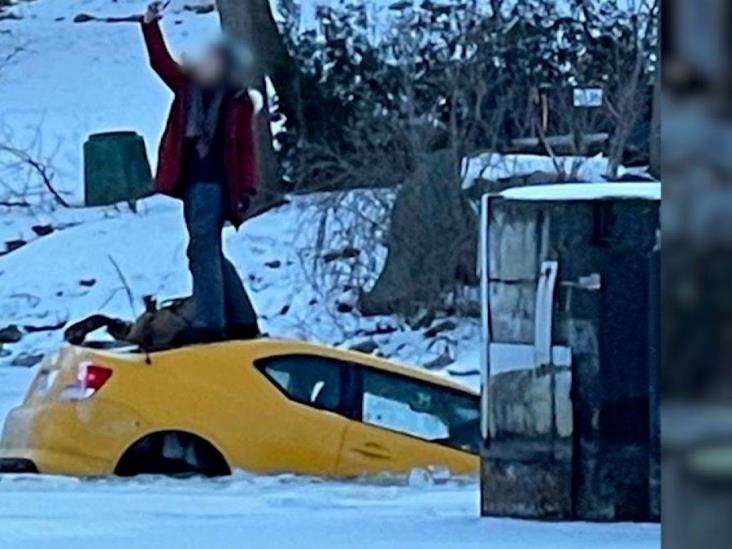 Se toma selfis parada sobre su coche mientras se hunde Se toma selfis parada sobre su coche mientras se hunde