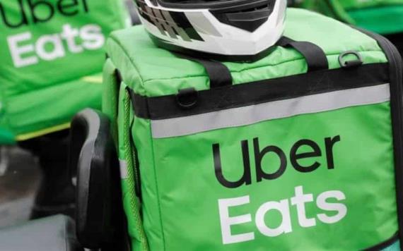Exhiben a repartidor de Uber Eats que probaba los alimentos antes de su entrega