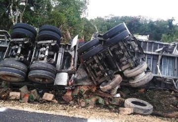 Vuelca tráiler cargado de cervezas y pobladores hacen rapiña en Yucatán