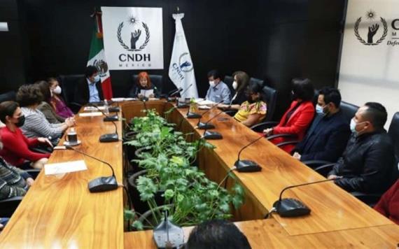 Cesan a oficial mayor de la CNDH que agrede y llama maricón a víctima de tortura