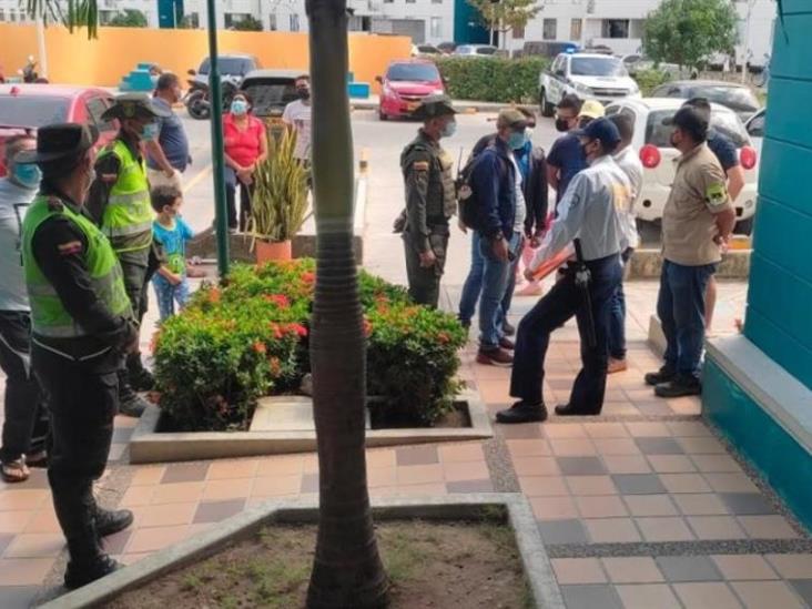 Perro es lanzado de sexto piso tras perder selección de Futbol de Colombia Perro es lanzado de sexto piso tras perder selección de Futbol de Colombia