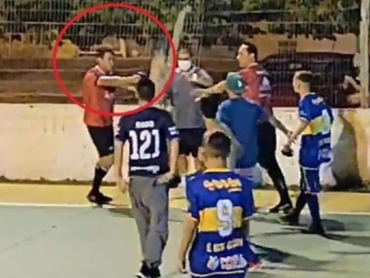 Árbitro saca pistola en pleno partido y da cachazos a jugadores en Brasil Árbitro saca pistola en pleno partido y da cachazos a jugadores en Brasil