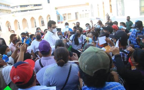 El delegado de programas federales acudió a Plaza de Armas para conversar con los manifestantes que no recibieron los 10 mil pesos