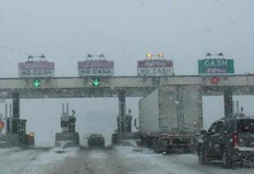 Sin electricidad en medio de tormenta invernal desde las fronteras de México a Canadá