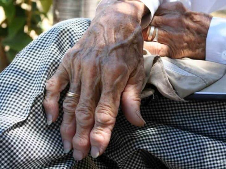 Abuelita duerme en cajero automático esperando reencontrarse con su hijo en Bolivia Abuelita duerme en cajero automático esperando reencontrarse con su hijo en Bolivia