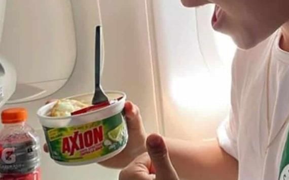 Joven saca ´tupper´ con comida que le preparó su mamá para su viaje en avión