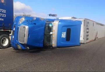 Fuertes ráfagas de viento vuelcan 8 tráileres en Oaxaca