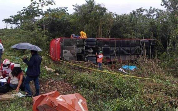Volcadura de autobús deja ocho personas muertas