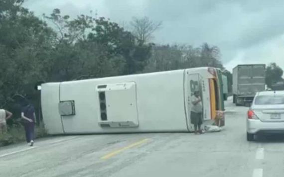 Se vuelca autobús en Ciudad del Carmen, al menos 6 personas resultaron heridas