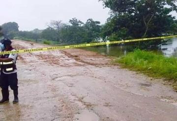 Cierran acceso de la Av. Puxcatán ante el crecimiento del río